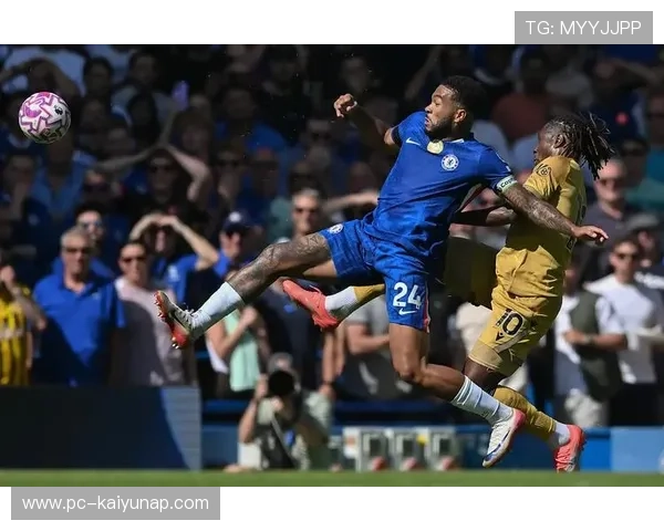 切尔西中场回撤斜传撕裂防线，前锋冷静推射得分：精妙配合再现蓝军风采